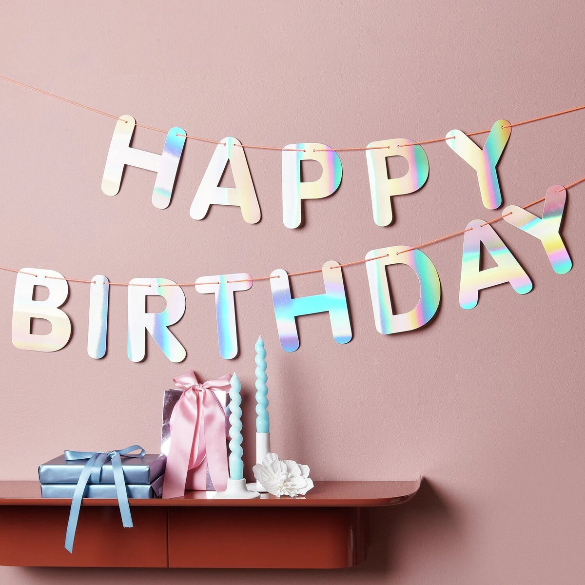 rico-design-Irisierende-Girlande-5m-Happy-Birthday-Dekobeispiel