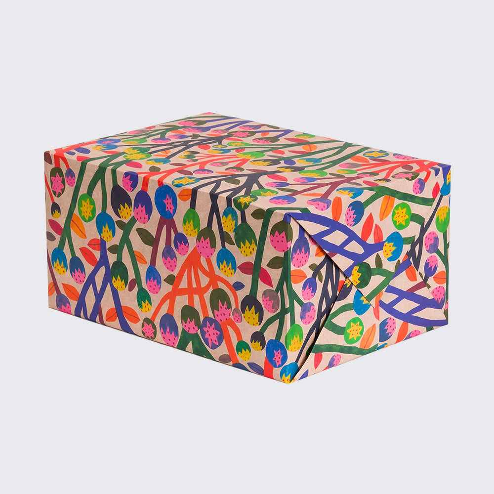 Naomi_-Wilkinson-Geschenkpapier-format_50x70cm-offset-england-motiv-Wildflower-_Trellis-_Gift-_Wrap_-Produktansicht-als-geschenkverpackung-ohne-Band
