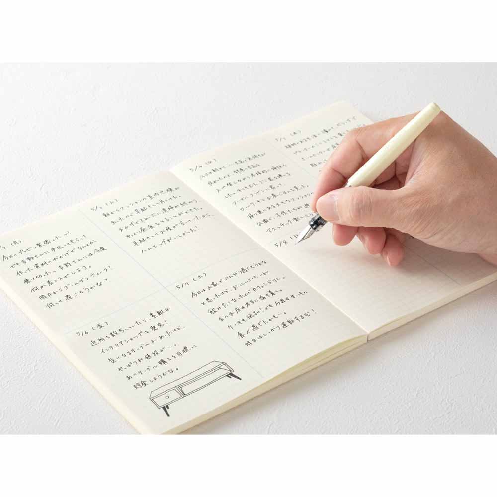 Midori-MD-Notebook-A5-GridBlock_Notizbuch-Cover-Produktansicht-Beispielfoto