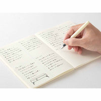 Midori-MD-Notebook-A5-GridBlock_Notizbuch-Cover-Produktansicht-Beispielfoto